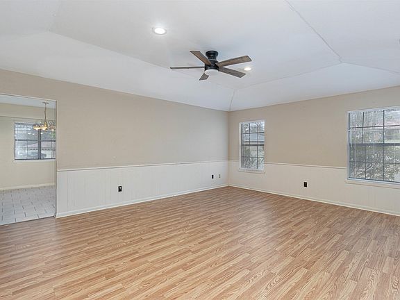 2nd image of 400 Brigadoon St