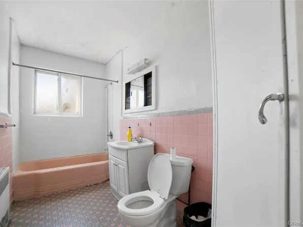 150-62 Booth Meml Avenue image 11 of 14