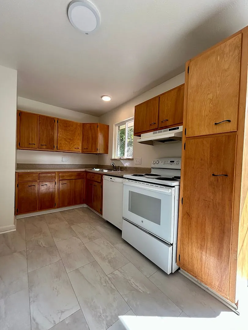 Updated 3 Bedroom Home with Garage & Fenced Yard — Photo 4
