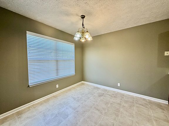 5th image of 2724 Roscommon Dr