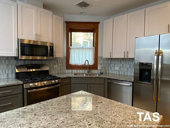 3rd image of 1019 W Oakdale Ave #2F