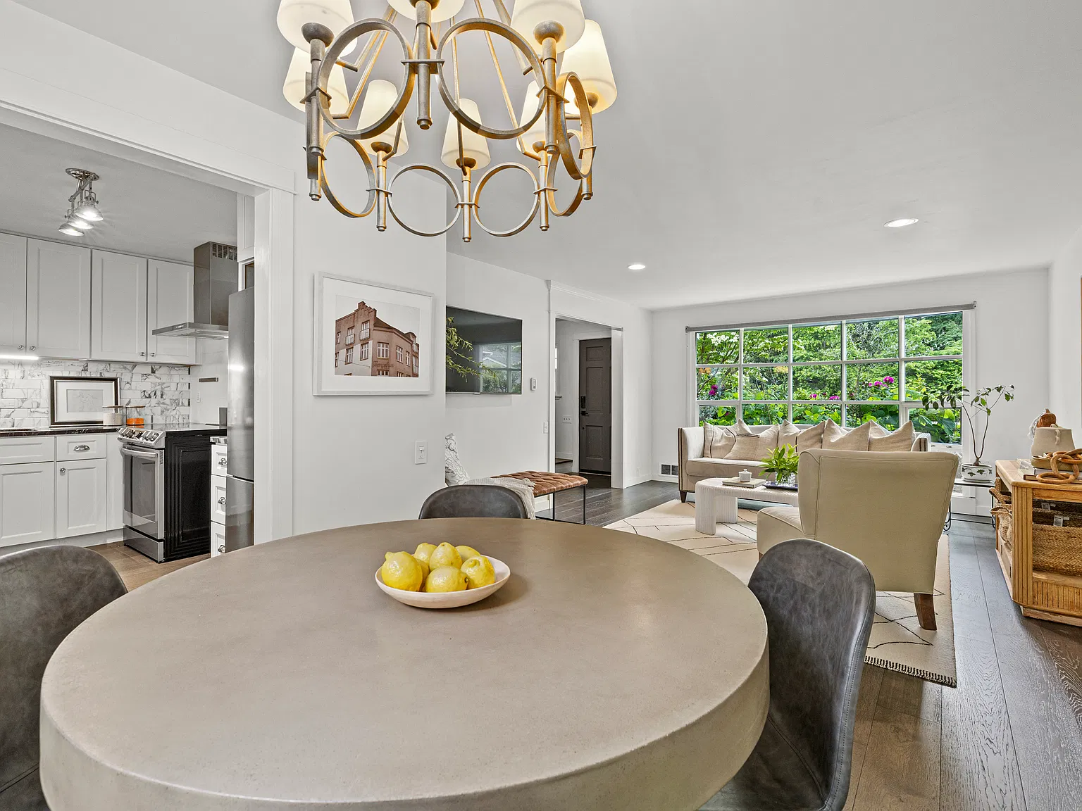 2 bed, 1.5 bath, 1105 sqft, $3,600 — Photo 4