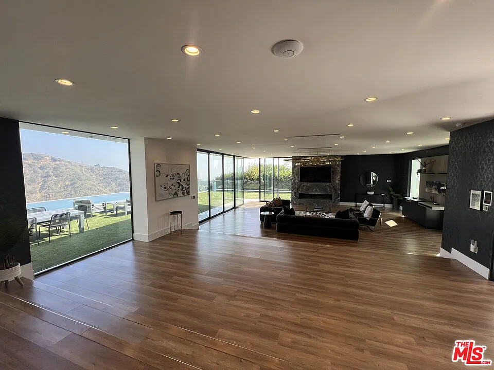 4 bed, 5.5 bath, 5101 sqft, $39,500 — Photo 2