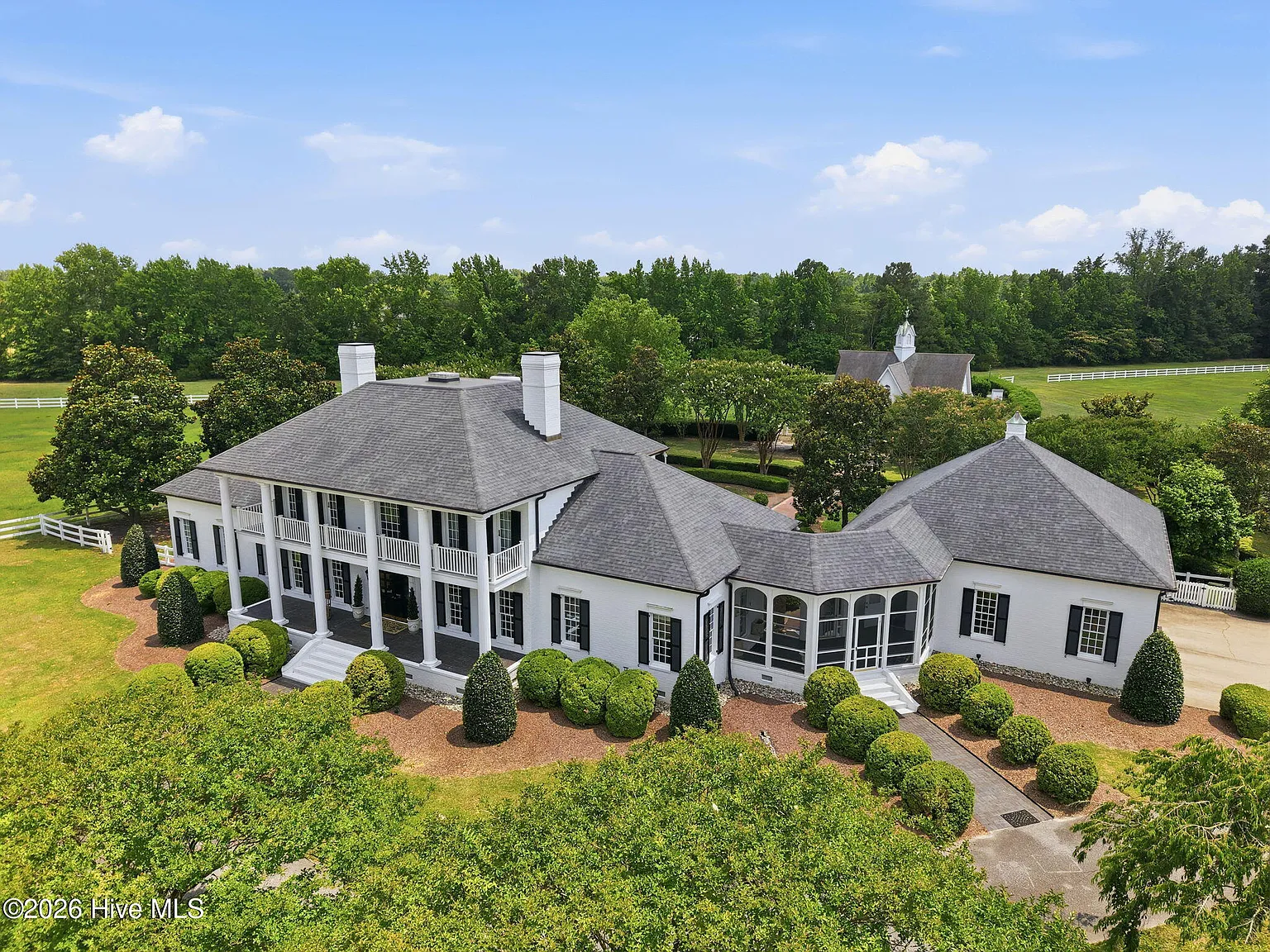 4 bed, 4.5 bath, $7,500 — Photo 2