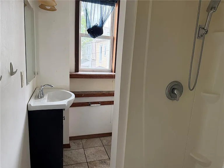 1352 Gordon St #2 — Photo 5