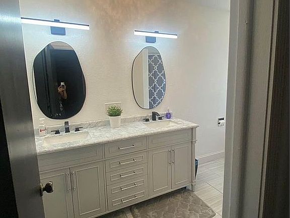 3rd image of 215 Castillian Blvd