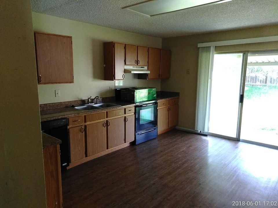 2nd image of 810 Meadow Peak