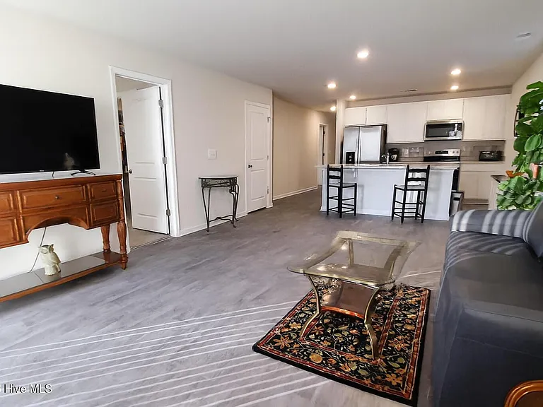 209 Ashworth Dr — Photo 3