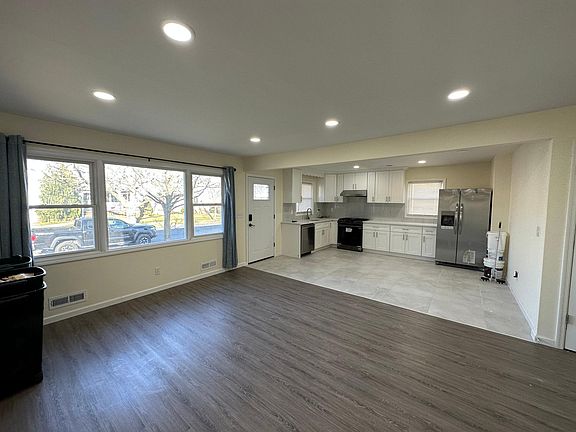 3rd image of 218 Chesterton Ave Floor 1