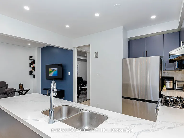 93 Footbridge Cres #UPPER LEVEL ONLY — Photo 9