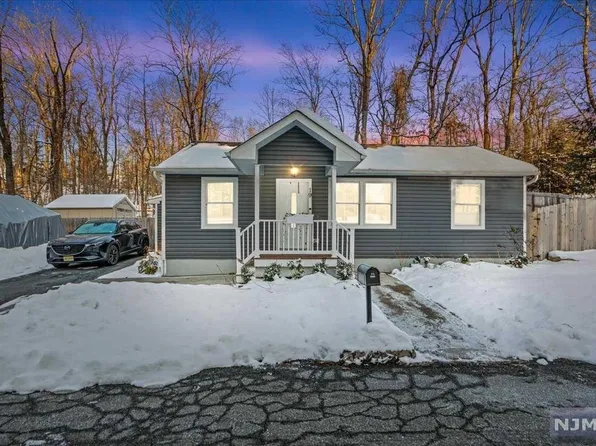 19 Quinton Rd, Hewitt, NJ 07421