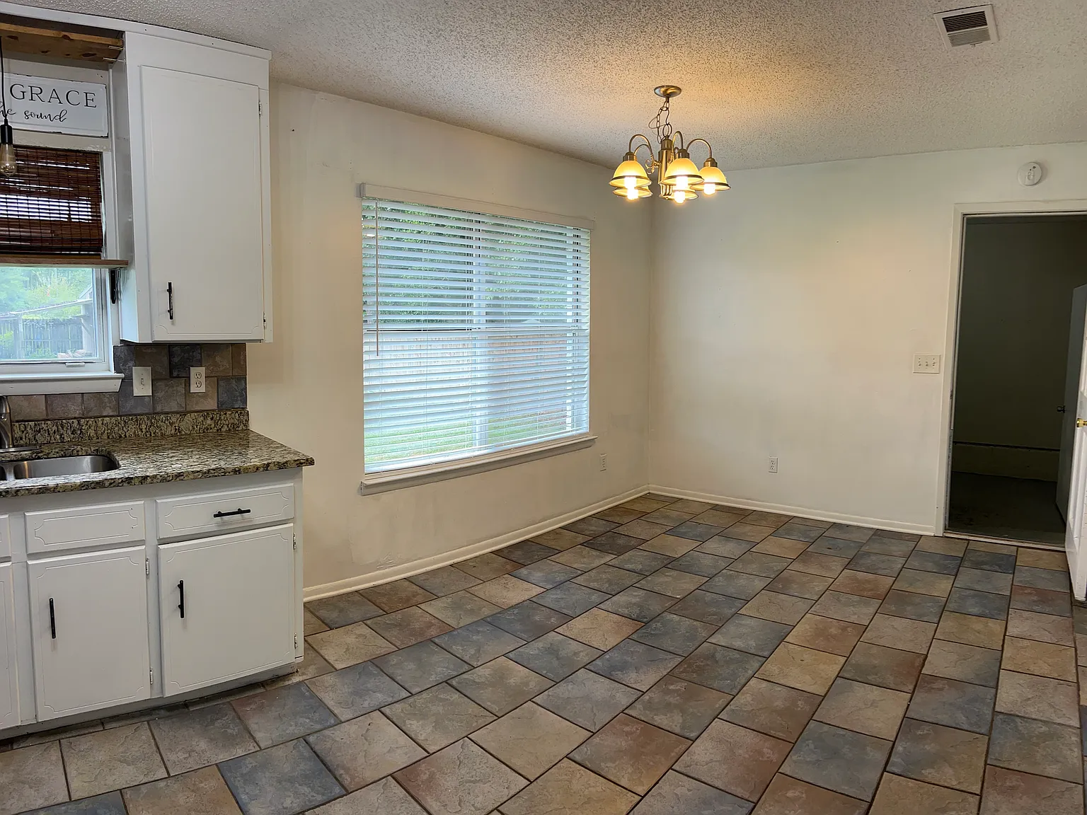 3 bed, 1317 sqft, $1,650 — Photo 4