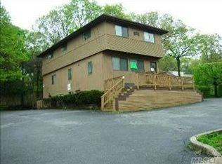 870 W Jericho Tpke, Huntington, NY 11743