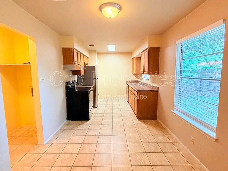 9319 Cliff Point Dr — Photo 7