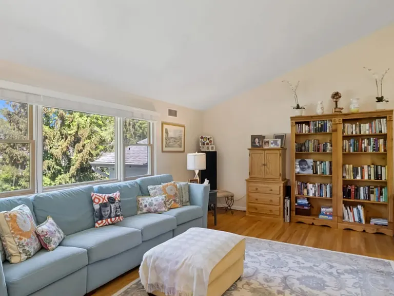 28 Middle Rd — Photo 13