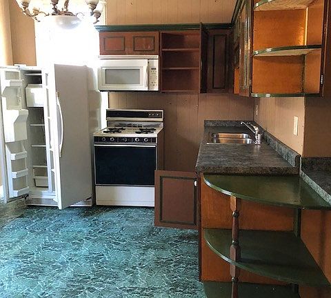 5th image of 81 Woodford Ave