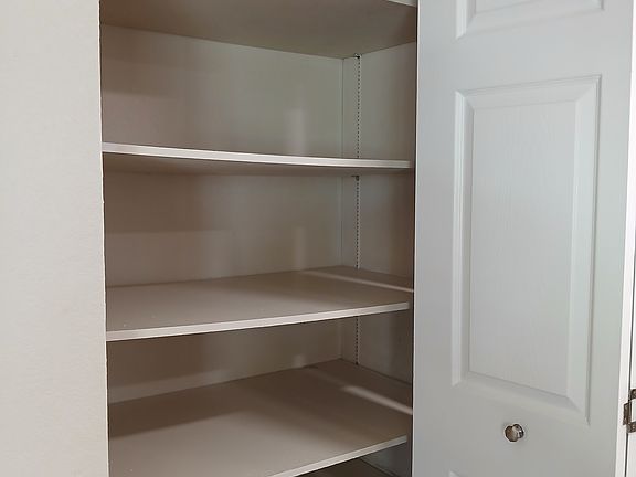 4th image of 1927 Scarborough Dr