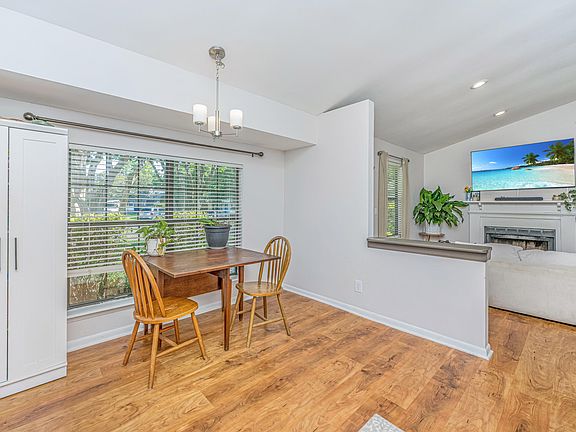 5th image of 995 Oakcrest Dr