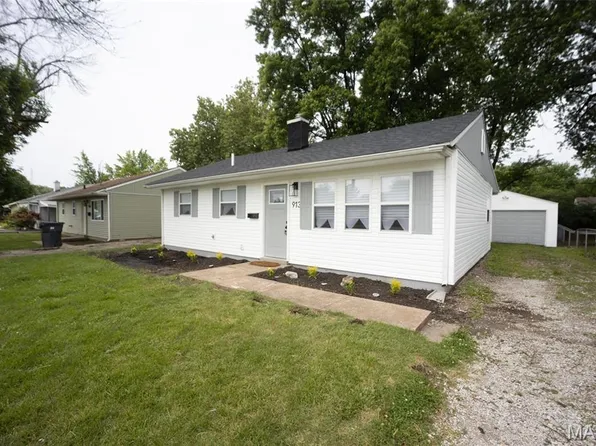 913 Royal Heights Rd, Belleville, IL 62226