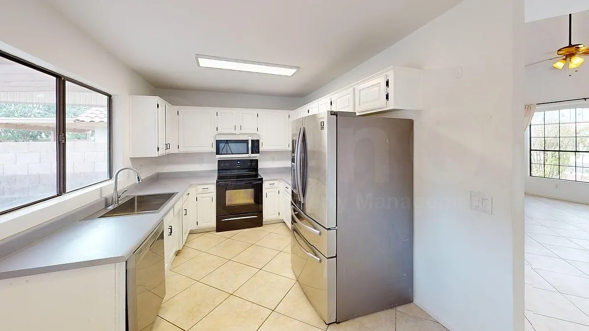 3 bed, 2.5 bath, 1804 sqft, $2,299 — Photo 3