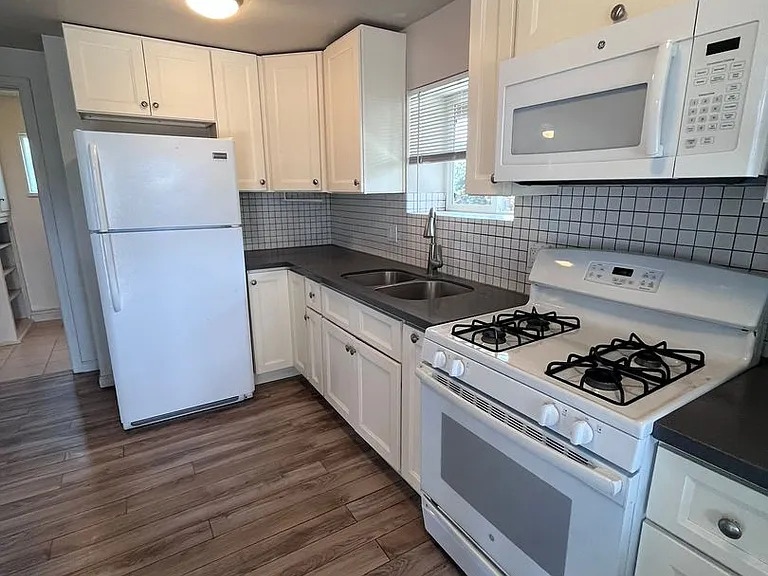 553-557 Silver Strand Blvd — Photo 13