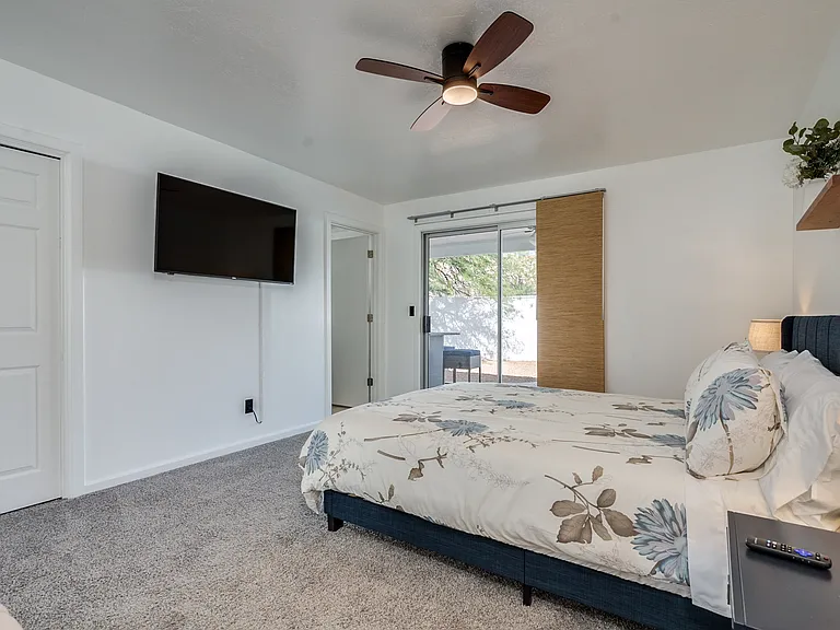 E Celeste Dr — Photo 19