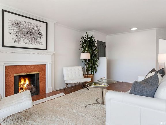 5th image of 135 Gladeview Way