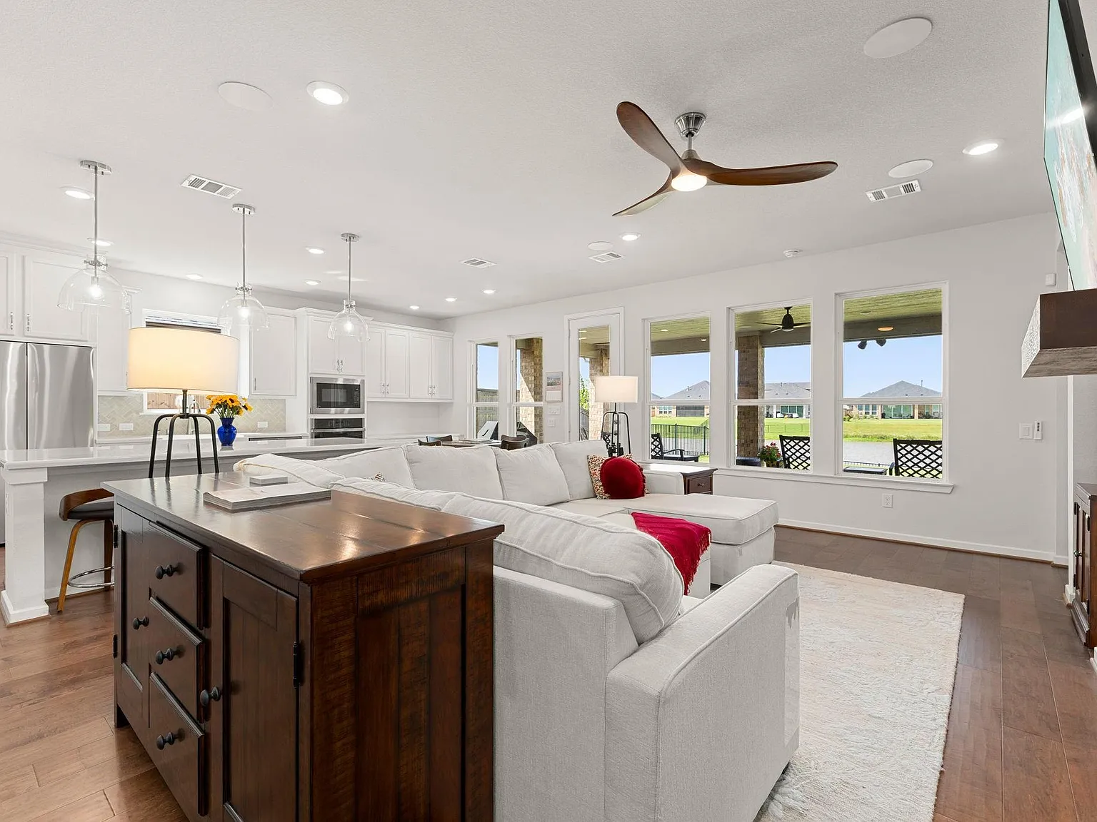 3 bed, 3.0 bath, 2260 sqft, $3,300 — Photo 4