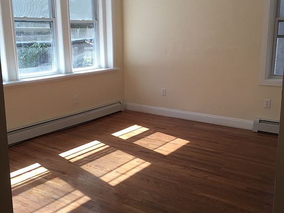4th image of 1327 Findlay Ave