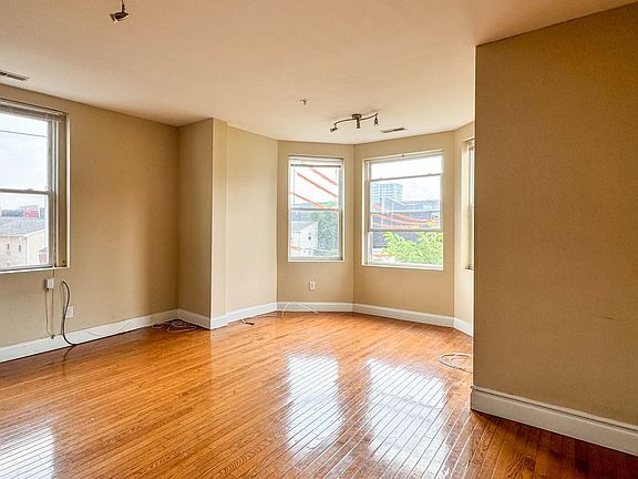 2nd image of 1508 W Oxford St APT 3