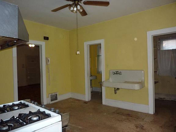 3rd image of 950 Maryland Ave E