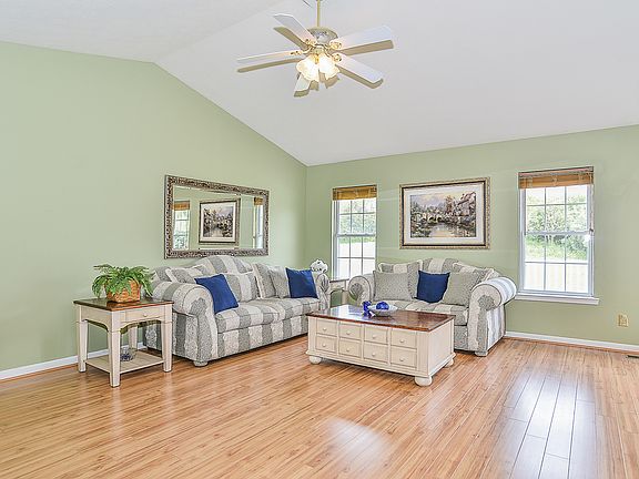 5th image of 38 Westminster Dr