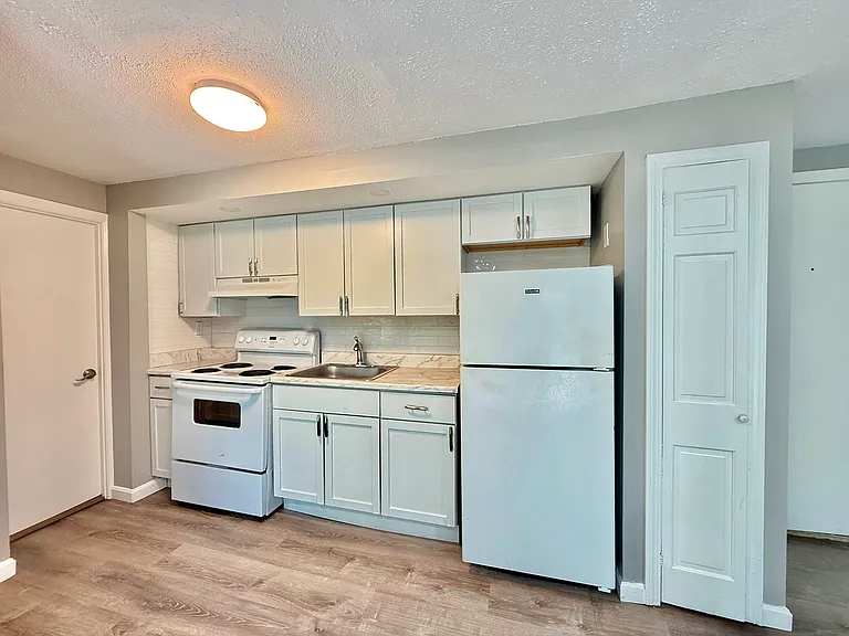 305 Grant St #2 — Photo 3