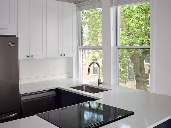 4th image of 2057 N Hoyne Ave #4