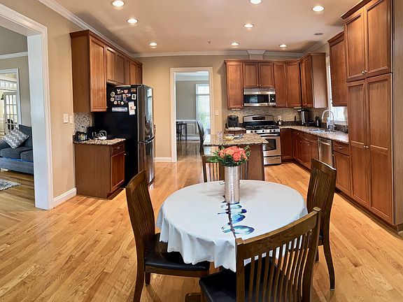 4th image of 202 Martins Ln