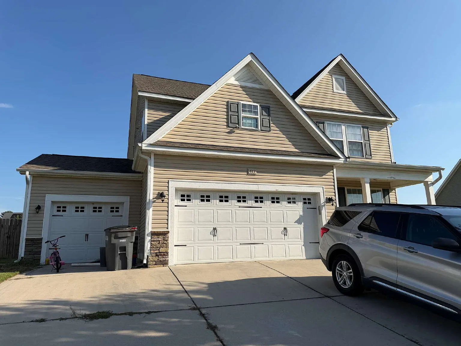 4 bed, 2.5 bath, 2400 sqft, $2,200 — Photo 4