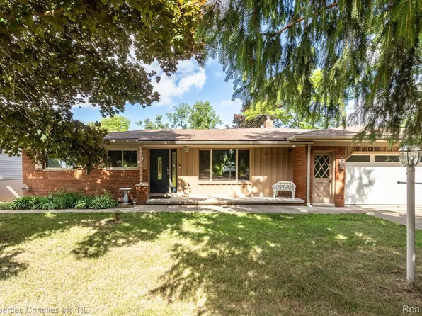 2206 Huff Pl, Highland, MI 48356