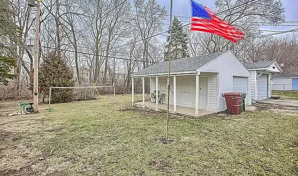 208 Crystal Lake Dr — Photo 2