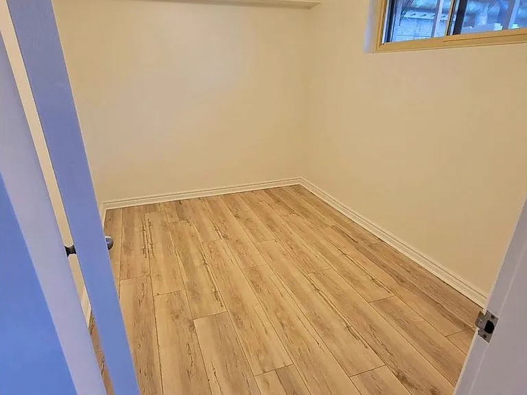 64 Watney Cres #LOWER — Photo 13