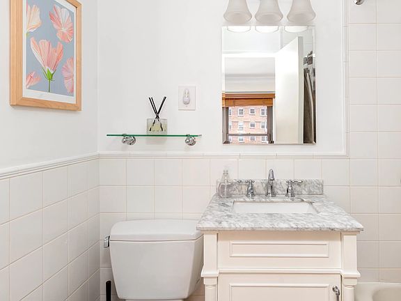 5th image of 200 E 74th St APT 3G