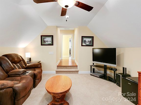 2nd image of 20 Muir Ln