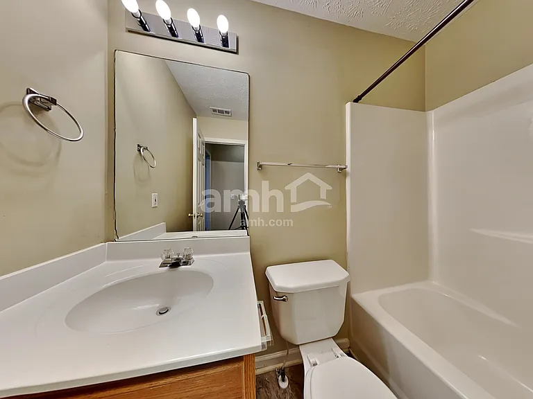 930 W Oaks Dr — Photo 16