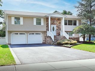 4 Ray Ln, Smithtown, NY 11787