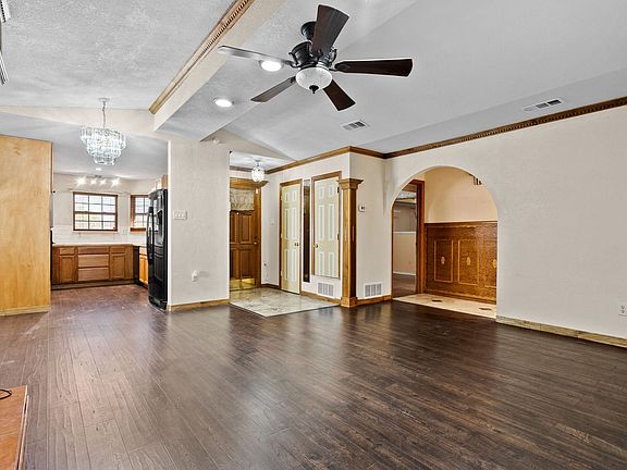 4th image of 2407 Hidden Valley Dr