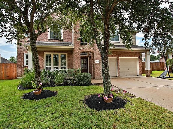 Freshly mulched flower beds and recent flowers. Recent hot water tanks replaced.