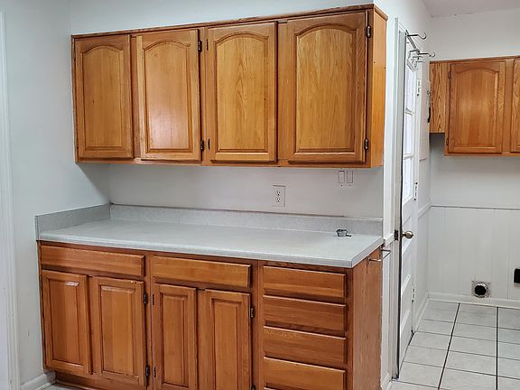 3rd image of 4966 Hampshire Ave