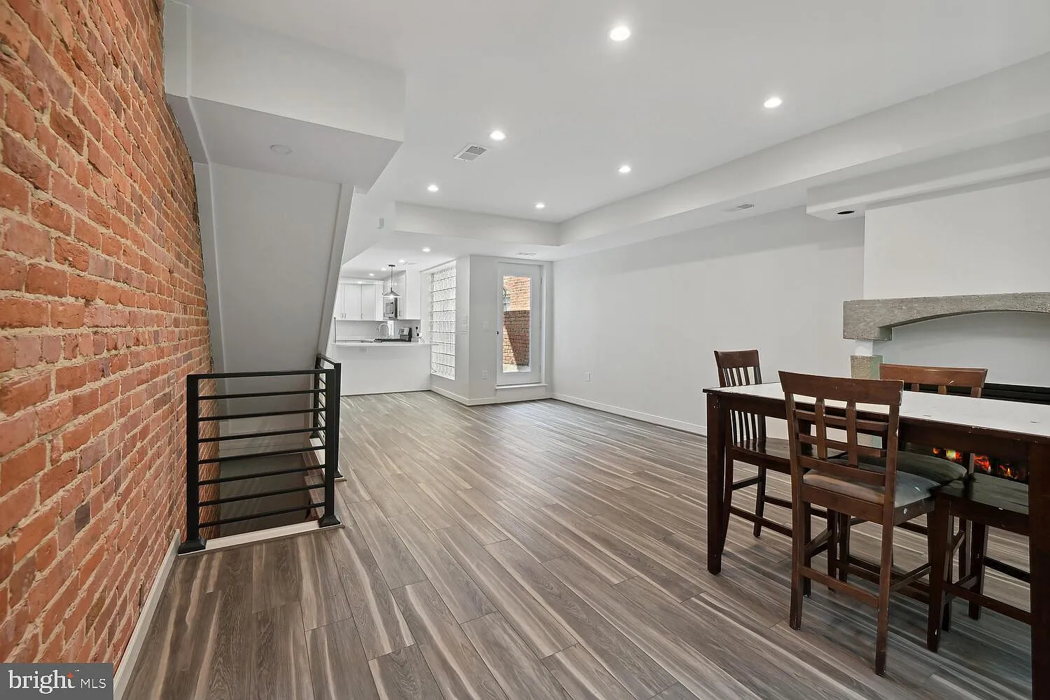 3 bed, 2.0 bath, 3354 sqft, $4,950 — Photo 4