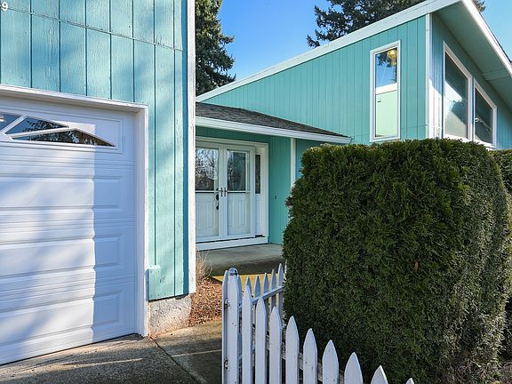 2nd image of 11812 SE Riveridge Dr