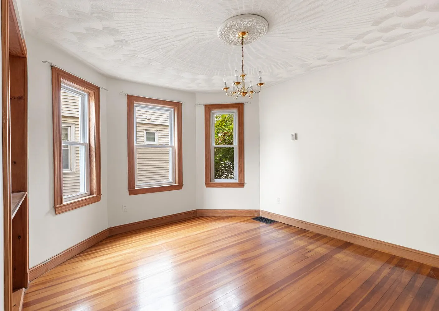 3 bed, 1150 sqft, $2,999 — Photo 4