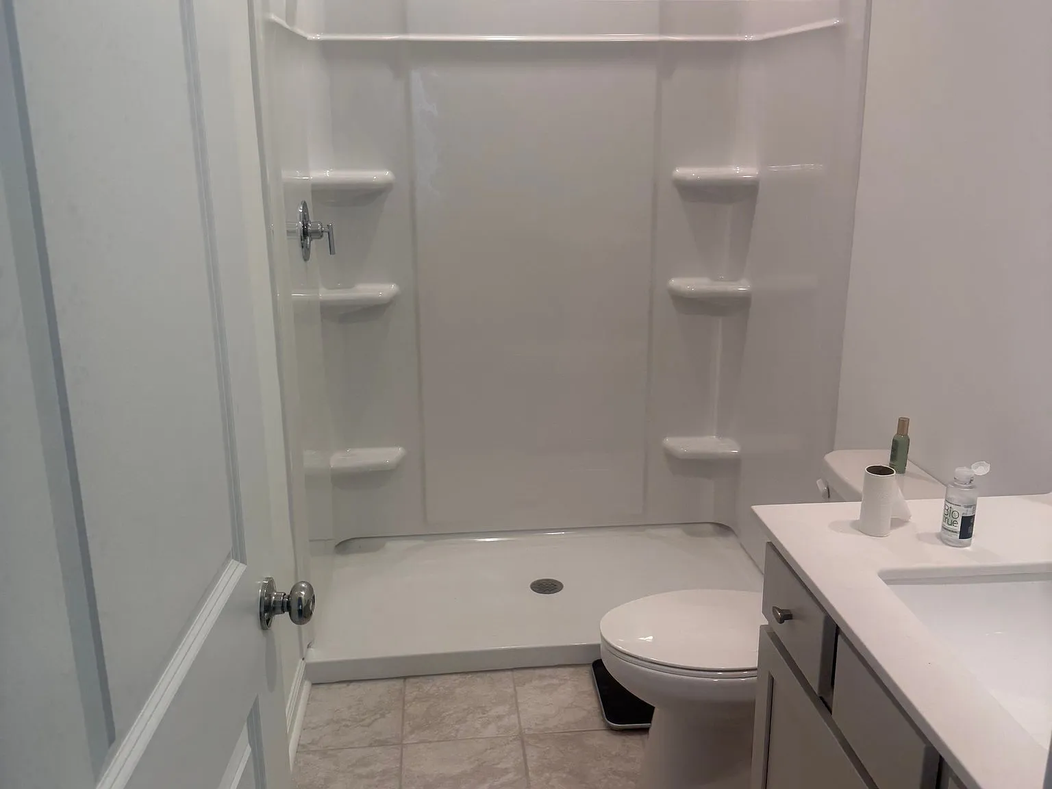 Furnished 1 Bedroom Private Bathroom — Photo 4